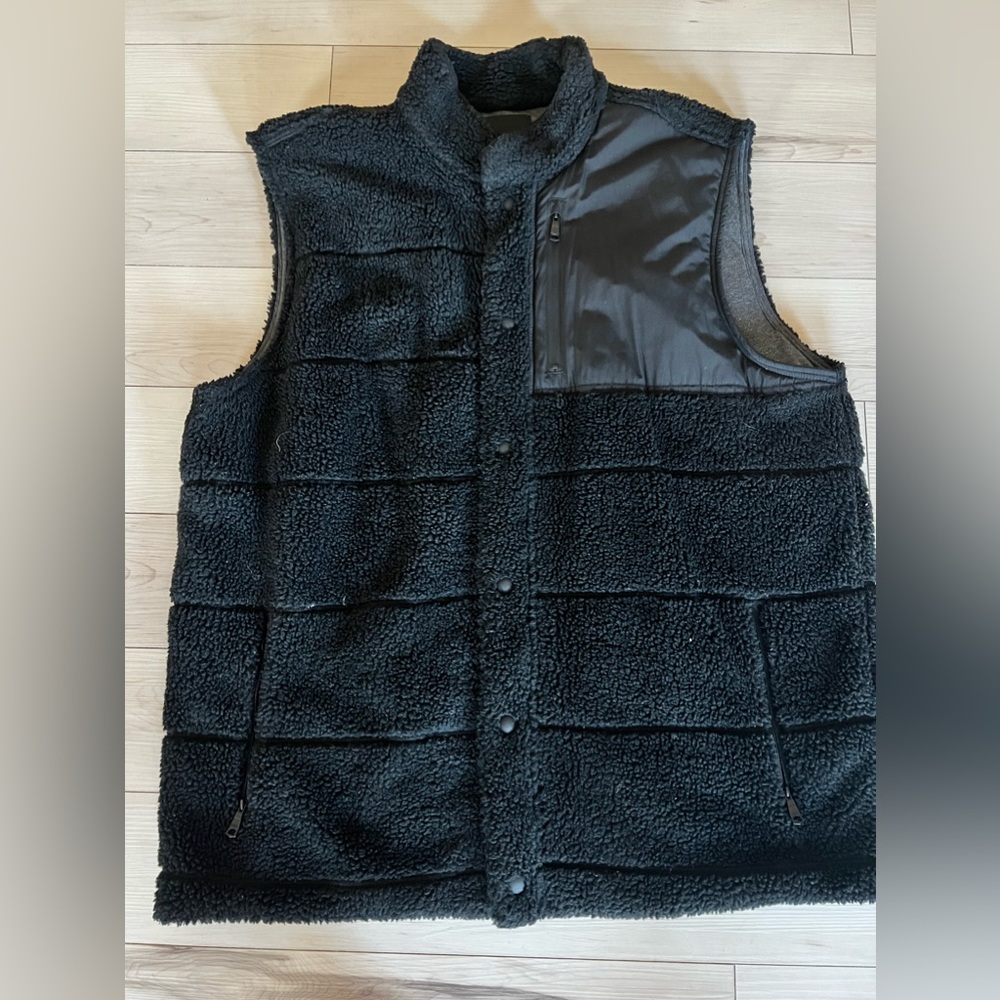 BANANA REPUBLIC- Men’s / XXL Tall - Black/ Sherpa Vest